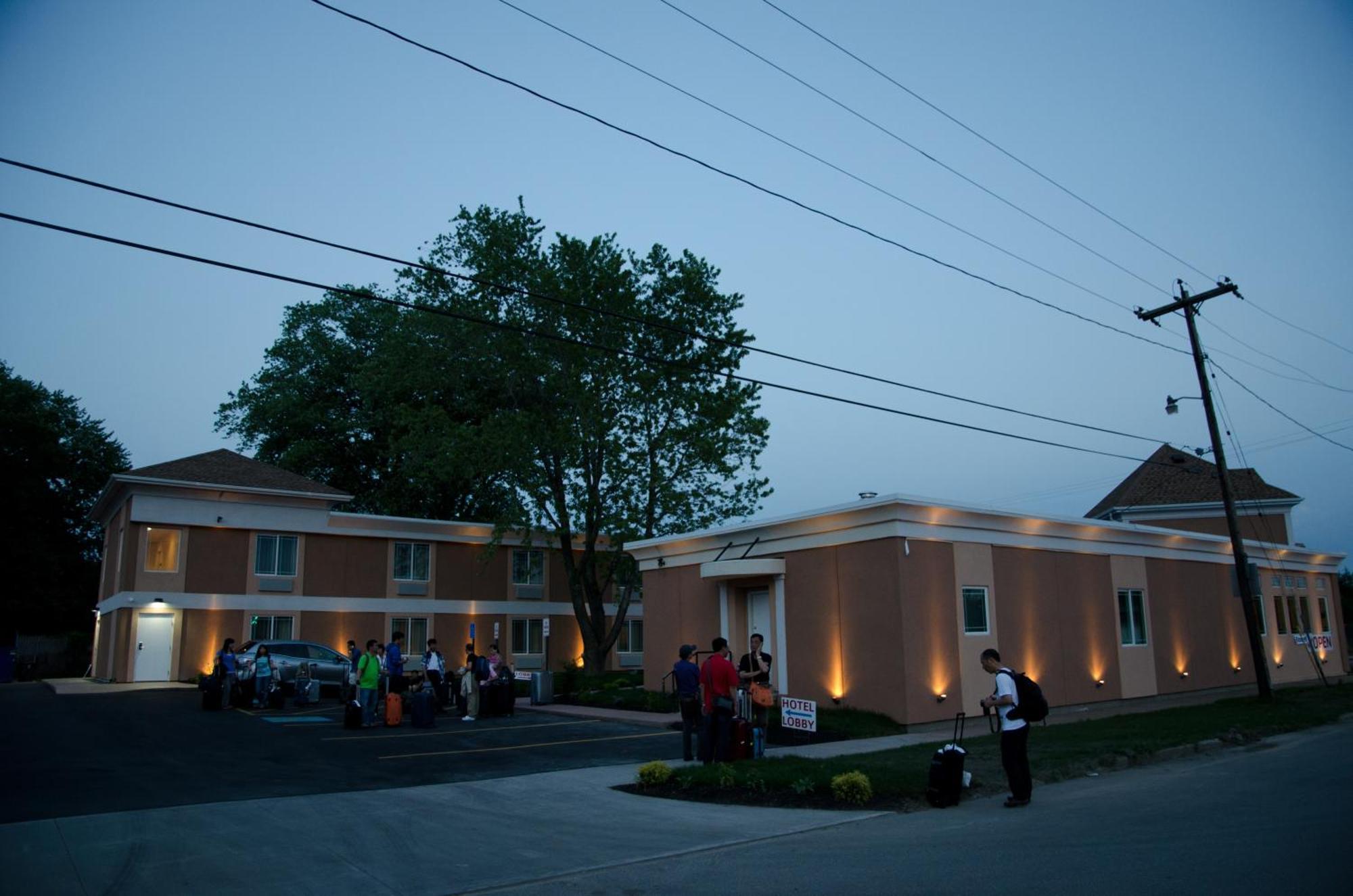 Aashram Hotel By Niagara River Niagara Falls Exterior photo